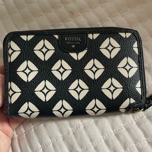 Navy and cream fossil wallet. So classy! 😍